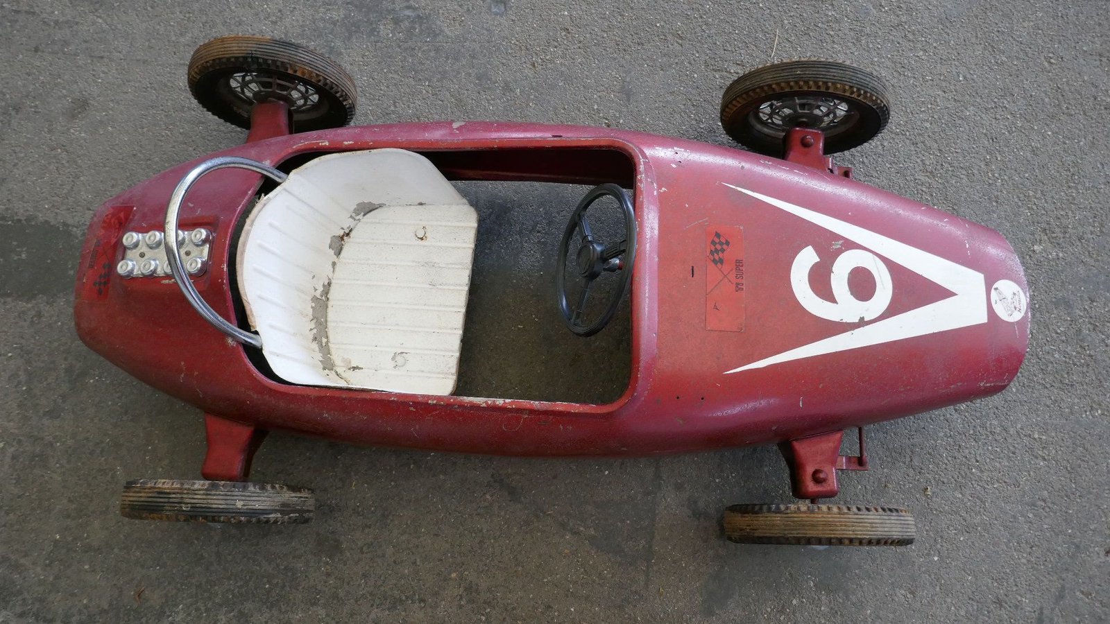 Ein rotes Spielzeugauto mit der Nummer 9 darauf